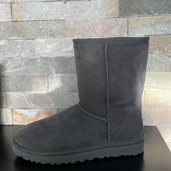 🎁 UGG Women's Classic Short II Boot - Picture 10 of 16